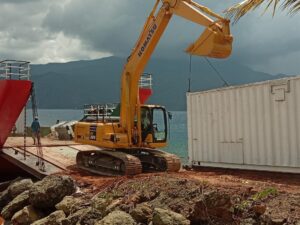  Foto dukumentasi perusahaan Mobilisasi alat tambang ini perusahan siap operasi kembali di pulau manuram distrik Waigeo Utara dan supnin